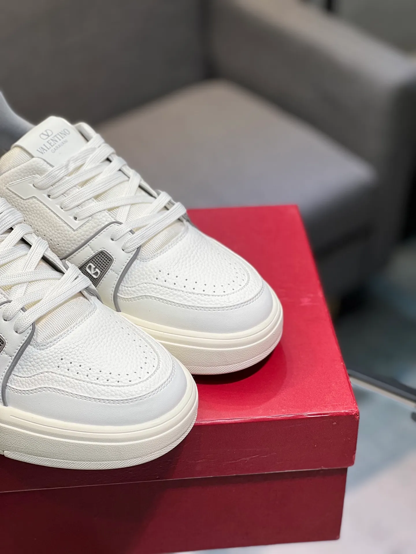 Men's men's shoes 💰660 𝑽𝒂𝒍𝒆𝒏𝒕𝒊𝒏𝒐 Valentino 𝑶𝒏𝒆𝑺𝒕𝒖𝒅 Couple's sneaker series Valentino 2025 latest couple's sneakers, celebrity style, hot sale. The original ZP was purchased and dismantled. Repeated pattern making and modification. I strive to restore the original version 1:1! Top luxury masterpiece, soft and comfortable, combining fashion and leisure, bringing excellent elegant texture and excellent on-foot comfort. Top purchase version upper: imported calfskin surface/original oil edge craftsmanship. Inner: water-dyed cowhide lining. Outsole: original development 𝐓𝐏𝐔 two-color combination outsole. Packaging: original configuration complete package. Code number: 35-44 yards. 34.45 can be customized. Can be customized (self-labeled-no label) order.